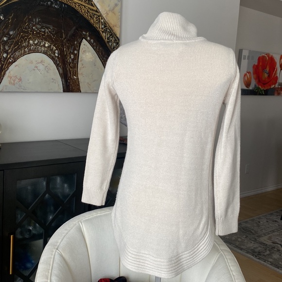 ⚪️ Dynamite M Sweater ⚪️ - Picture 3 of 5